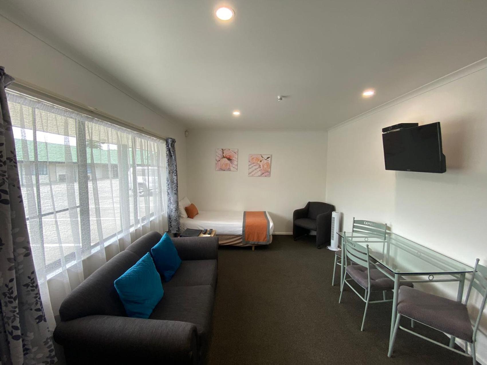 Camelot Motor Lodge And Conference Centre 파머스턴노스 외부 사진