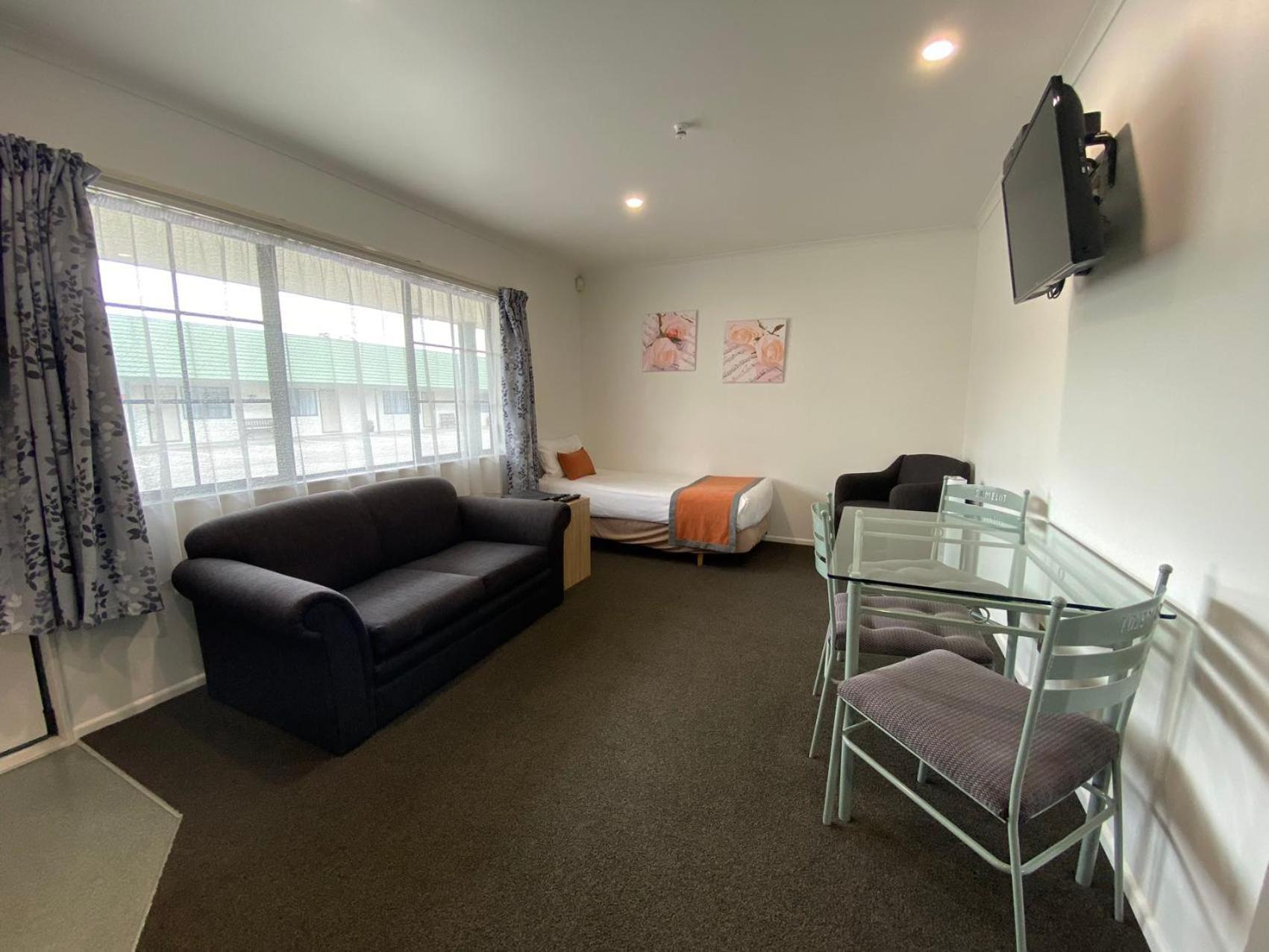 Camelot Motor Lodge And Conference Centre 파머스턴노스 외부 사진