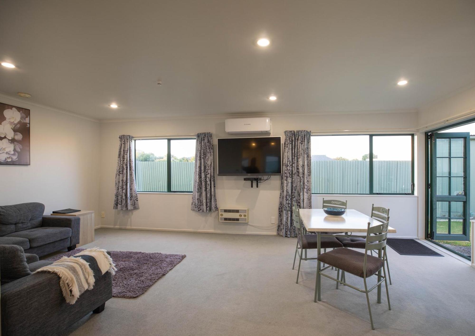 Camelot Motor Lodge And Conference Centre 파머스턴노스 외부 사진