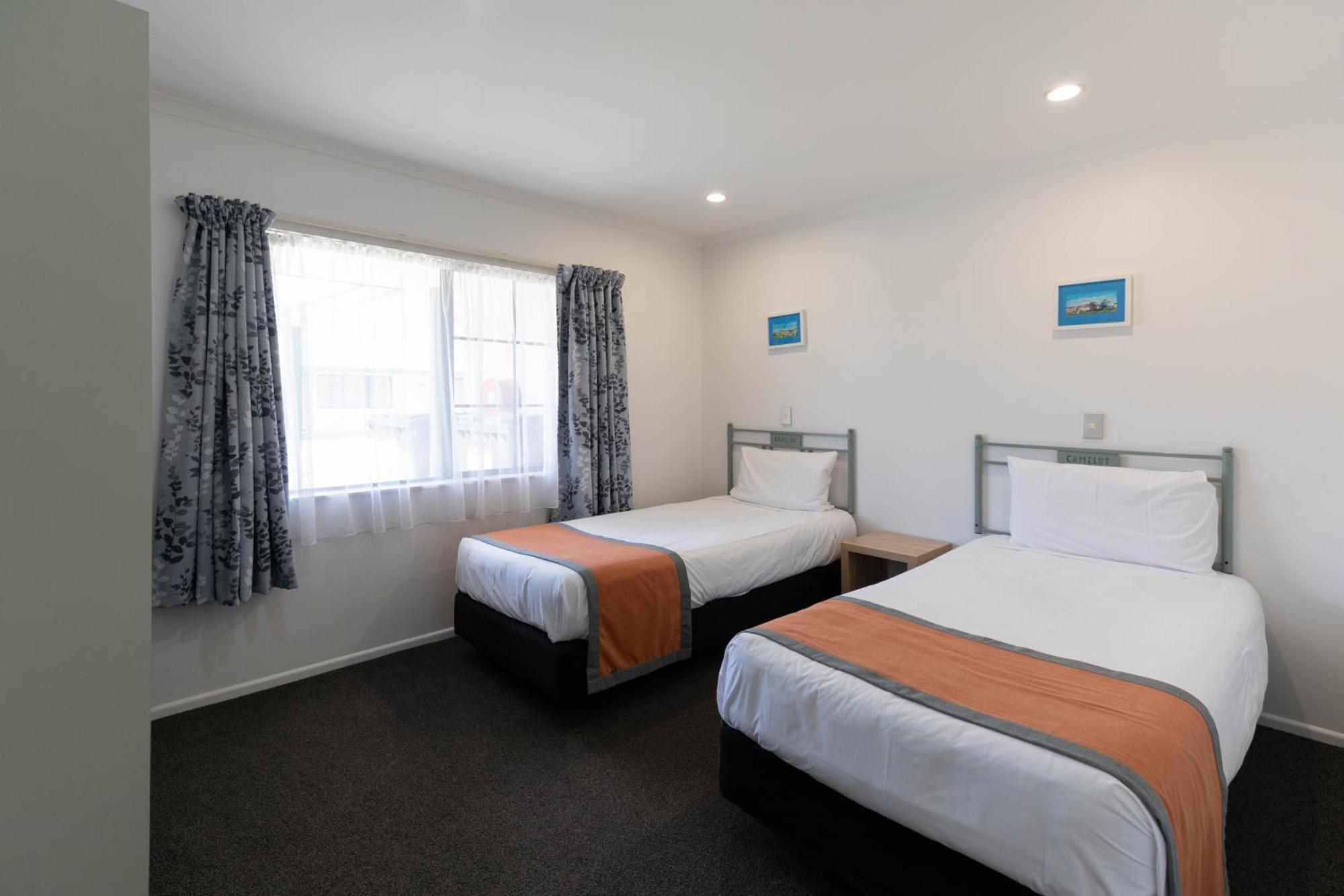 Camelot Motor Lodge And Conference Centre 파머스턴노스 외부 사진