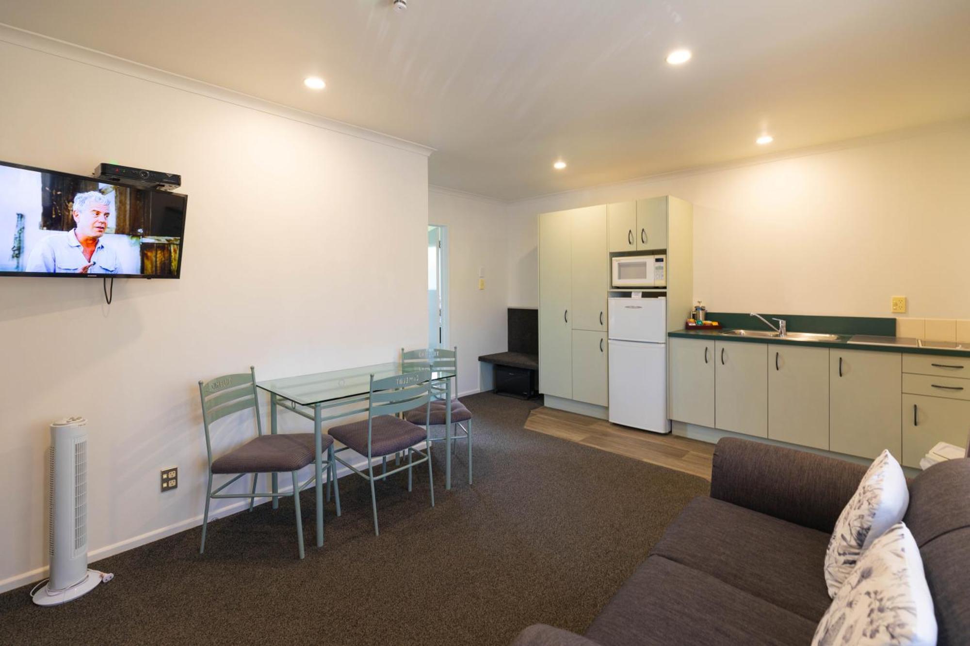 Camelot Motor Lodge And Conference Centre 파머스턴노스 외부 사진