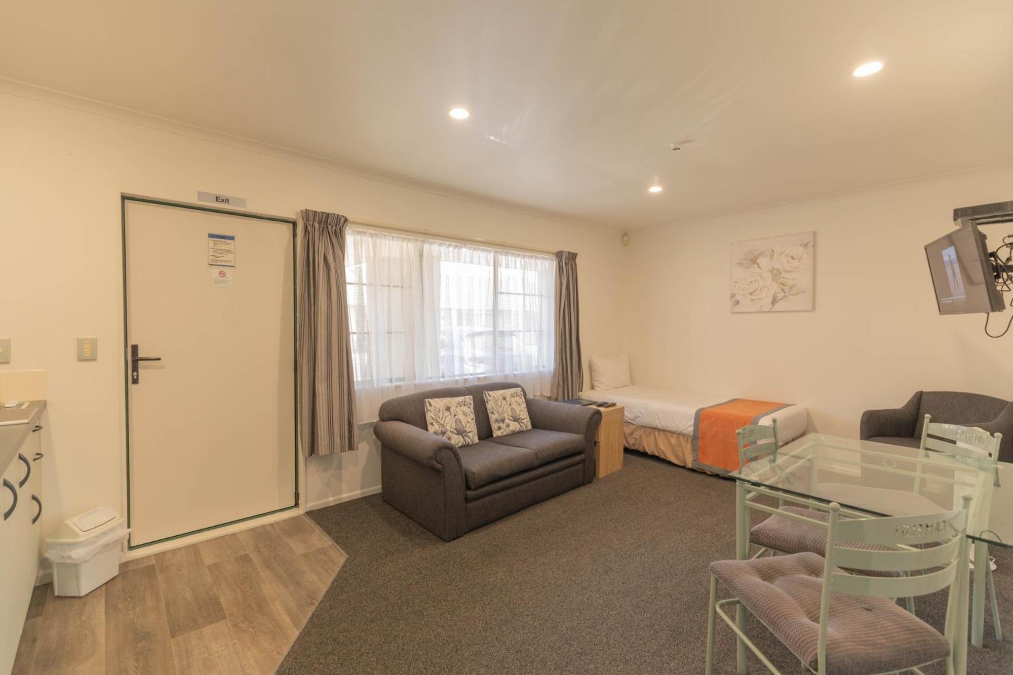 Camelot Motor Lodge And Conference Centre 파머스턴노스 외부 사진