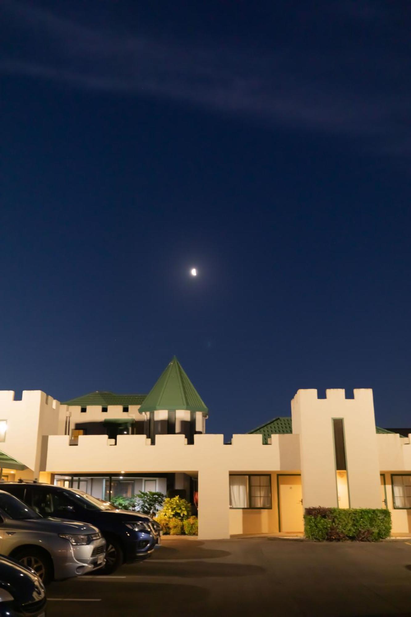 Camelot Motor Lodge And Conference Centre 파머스턴노스 외부 사진